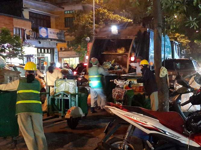 Long Biên (Hà Nội): Công ty môi trường tập kết rác có đúng nơi quy định?