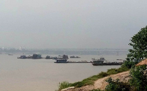 “Cát tặc” đục khoét lòng sông Hồng: Dự án bảo vệ cầu Nhật Tân đang bị đe dọa! - Hình 1