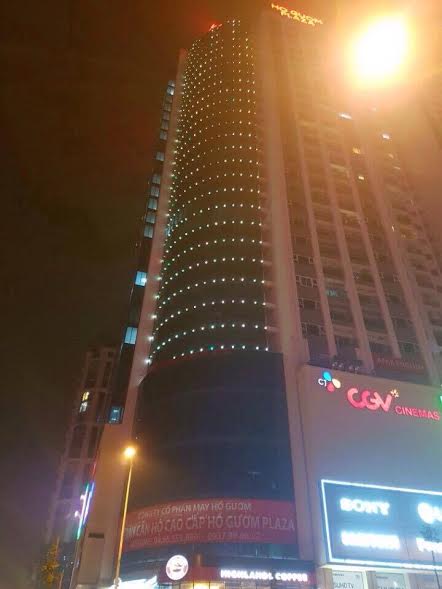 Hà Nội: Ai cho phép trang trí đèn led tại Chung cư Hồ Gươm Plaza? - Hình 1
