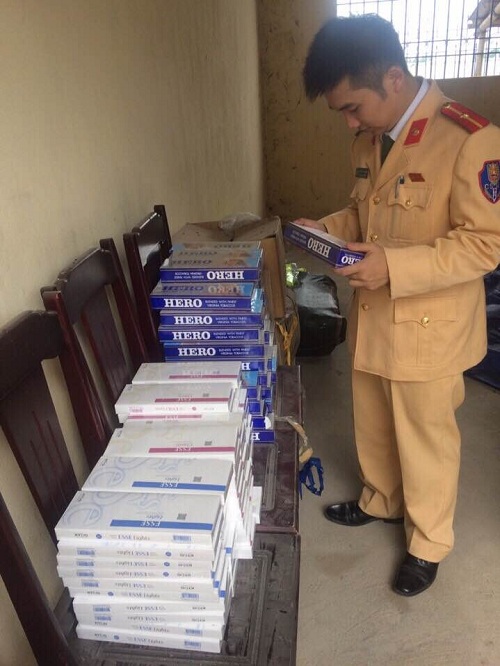 Thanh Hóa: Bắt giữ xe ô tô vận chuyển gần 1.000 bao thuốc lá lậu