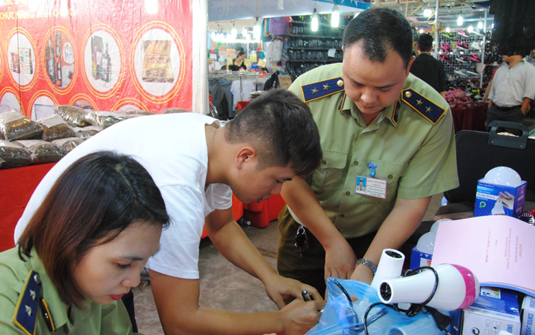 Lào cai: Phát hiện hàng giả, hàng nhái bày bán tại Hội chợ Tây Bắc - Hình 2