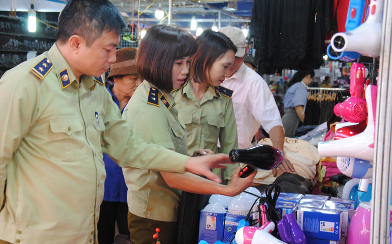 Lào cai: Phát hiện hàng giả, hàng nhái bày bán tại Hội chợ Tây Bắc - Hình 1