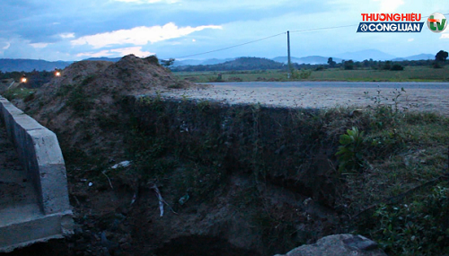 Đắk Lắk: “Hố tử thần” khổng lồ xuất hiện trên Quốc lộ 27