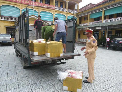 Huế: Bắt giữ xe tải chở khối lượng lớn nội tạng hôi thối