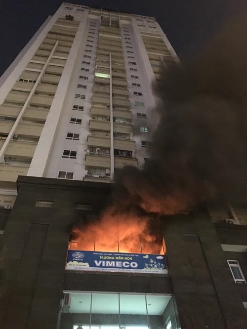 Chung cư Vimeco bùng cháy, nhiều người hoảng loạn - Hình 1