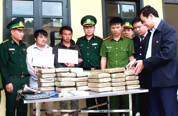 Hà Tĩnh: Phá vụ án 2 người Lào chở 60 bánh cần sa sang Việt Nam tiêu thụ - Hình 1