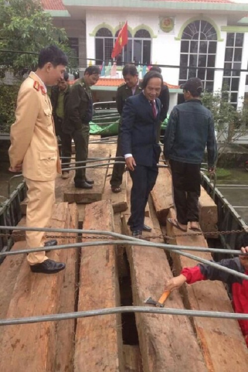 Huế: Bắt giữ xe đầu kéo chở 103 hộp gỗ xẻ bất minh