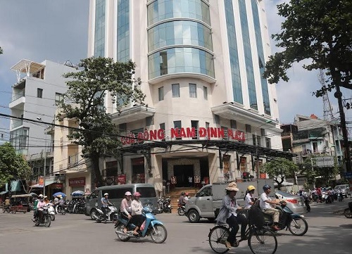 Cửa Đông Nam Định Plaza: Ngang nhiên “độc chiếm” vỉa hè? - Hình 1