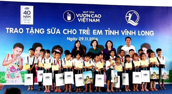 Vinamilk trao tặng gần 130.000 ly sữa cho trẻ em tại Vĩnh Long