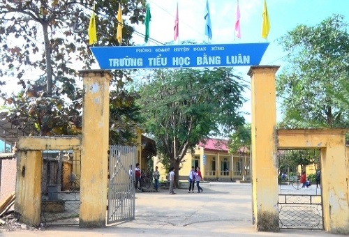 Phú Thọ: Đình chỉ Hiệu trưởng trường tiểu học có học sinh "ngồi nhầm chỗ"