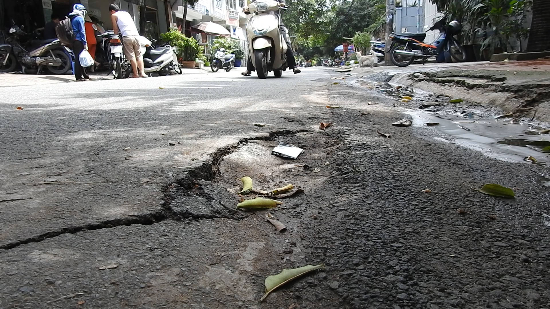 Công ty CP Cấp nước Gia Định: Đào đường ẩu, gây nguy hiểm cho người đi đường
