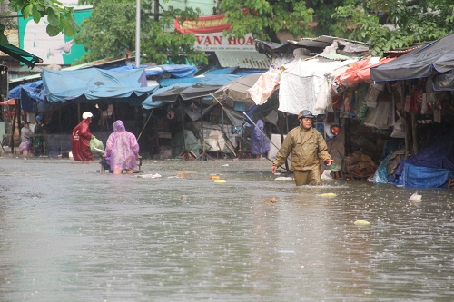 Quảng Nam: Nước lên nhanh, người dân dọn đồ chạy lũ - Hình 2