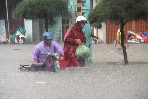Quảng Nam: Nước lên nhanh, người dân dọn đồ chạy lũ - Hình 1