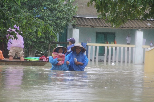 Quảng Nam: Nước lên nhanh, người dân dọn đồ chạy lũ - Hình 3