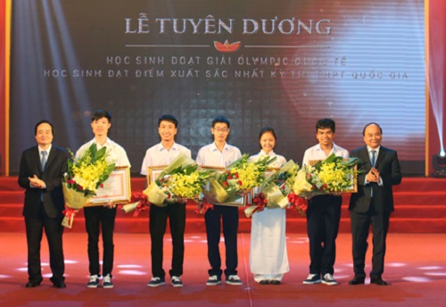 Thủ tướng Nguyễn Xuân Phúc phát biểu tại Lễ tuyên dương học sinh đạt thành tích cao