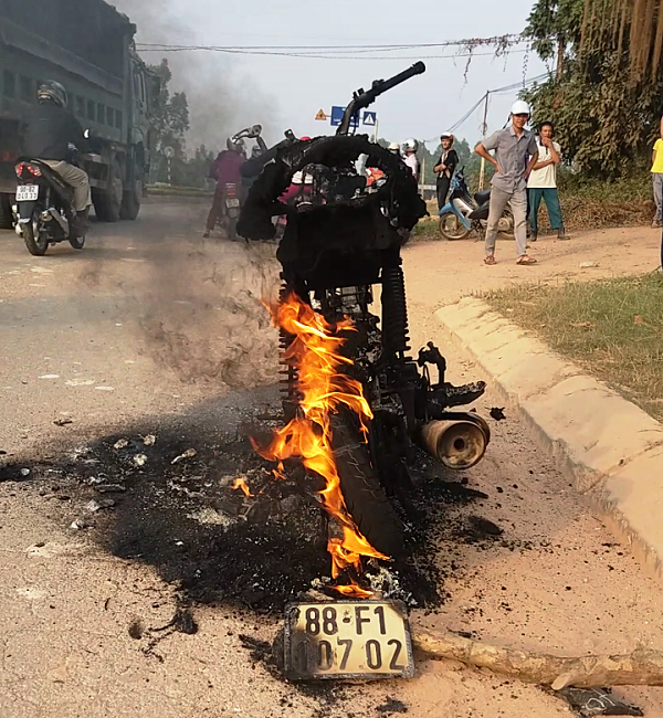 Một xe máy hiệu Honda bốc cháy dữ dội