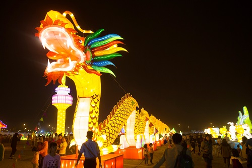 Người Hà Nội “đổ xô” chiêm ngưỡng Lễ hội đèn lồng Việt Nam - Hàn Quốc - Hình 2