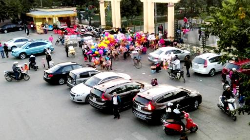 Vụ thu tiền giữ xe trái phép tại cửa CV Nghĩa Đô: “Sẽ kiên quyết xóa bỏ”!