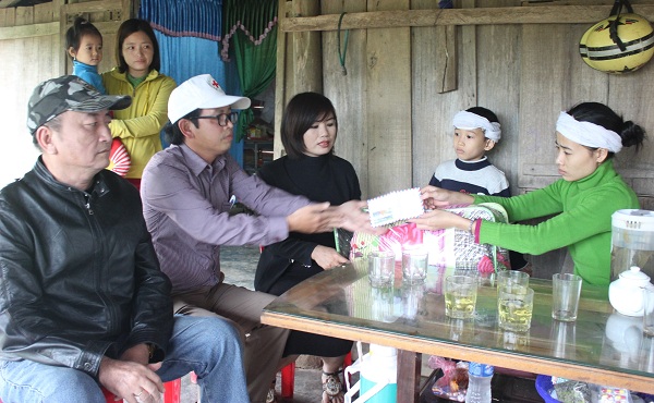 Trao quà từ thiện cho đồng bào vùng lũ Quảng Bình