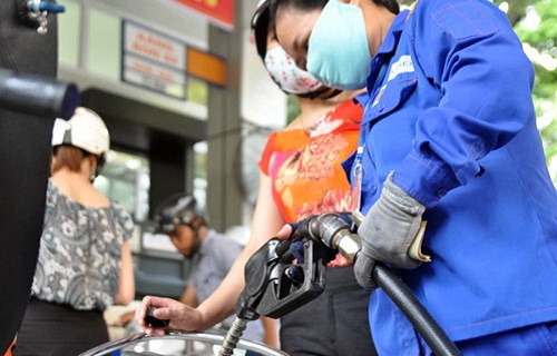 Giá xăng tăng thêm 304 đồng/lít