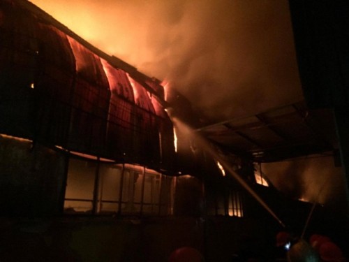 Hàng nghìn m2 xưởng đồ bảo hộ lao động bị thiêu rụi