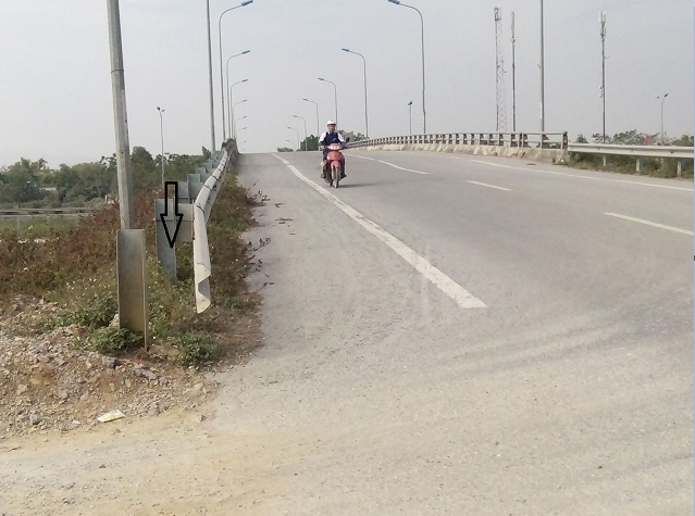 Hà Nam: Những dãy đèn chiếu sáng, tôn lượn sóng rào hộ lan hỏng bị bỏ mặc? - Hình 5