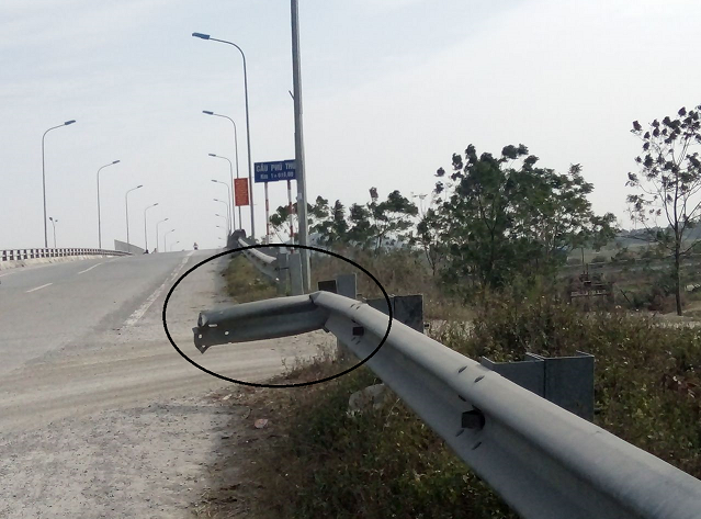 Hà Nam: Những dãy đèn chiếu sáng, tôn lượn sóng rào hộ lan hỏng bị bỏ mặc? - Hình 4