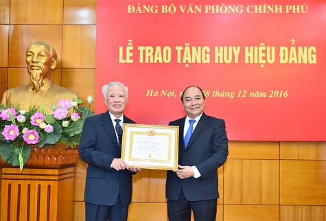 Thủ tướng Nguyễn Xuân Phúc trao Huy hiệu 55 tuổi Đảng cho nguyên Phó Thủ tướng Vũ Khoan