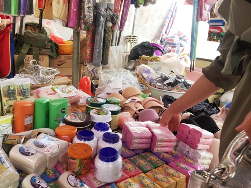 Phú Thọ: La liệt hàng không rõ xuất xứ tại Hội chợ Thương mại huyện Thanh Sơn - Hình 3