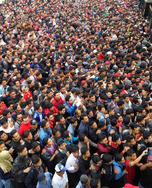 Biển người ở Indonesia chen lấn kinh hoàng khi mua vé chung kết AFF Cup 2016