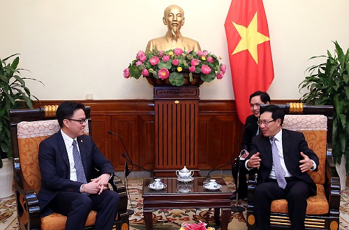 Phó Thủ tướng Phạm Bình Minh tiếp Đại sứ Campuchia - Hình 1