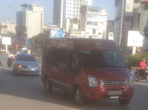 Xe “dù” Limousine Phúc Xuyên “đội lốt” xe hợp đồng tung hoành khắp Hà Nội? - Hình 1