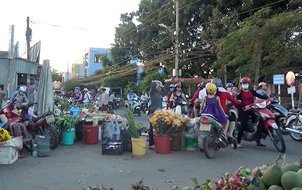 Chợ tự phát trên đường Trường Chinh (TP. Kon Tum): Bao giờ mới được giải tỏa?