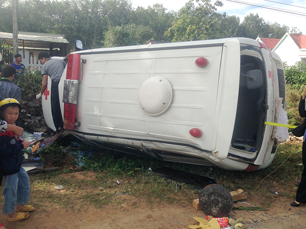 Tỉnh Kon Tum: Xe cứu thương bị lật 1 người chết, 5 người bị thương nặng