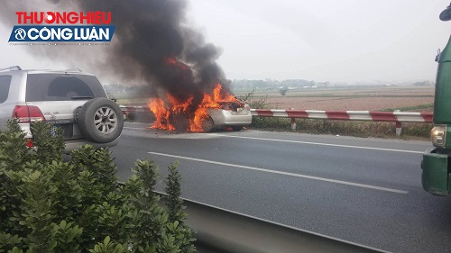 Xe ôtô bốc cháy rừng rực trên đường cao tốc Pháp Vân-Cầu Giẽ - Hình 1