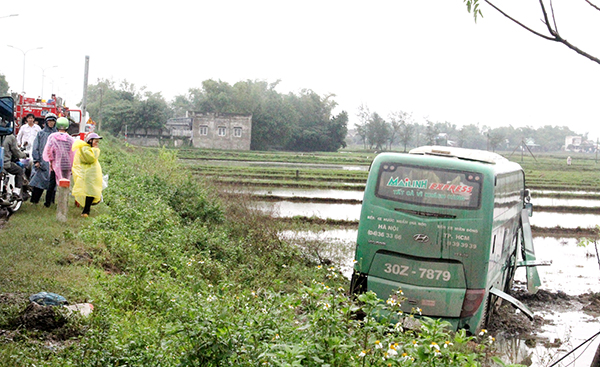 Tránh xe máy, xe ô tô khách lao xuống ruộng lúa