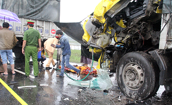 Tỉnh Quảng Nam: Tông đuôi xe tải, tài xế tử vong tại chỗ