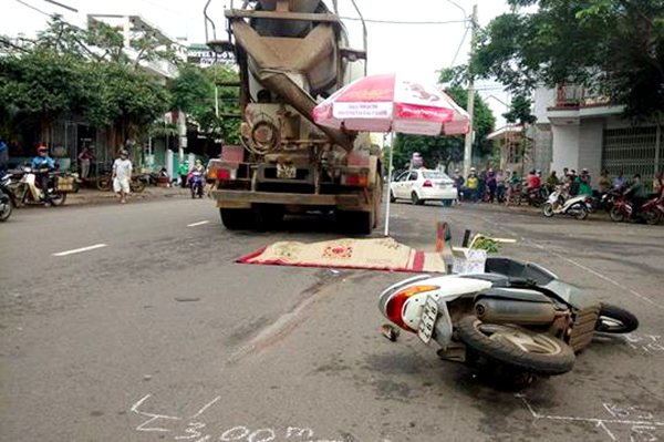 Đắk Lắk: Một nữ nhân viên ngân hàng bị xe trộn bê tông “cán” tử vong - Hình 1