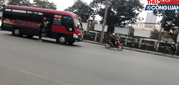 Ai “bật đèn xanh” cho các nhà xe - “cò” hoạt động ngang nhiên tại bến xe Giáp Bát?