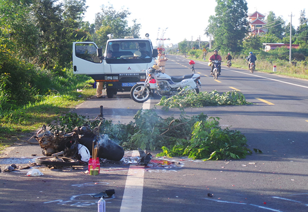 Tỉnh Kon Tum: Tai nạn khiến 2 người tử vong, tài xế bỏ chạy trong đêm - Hình 1