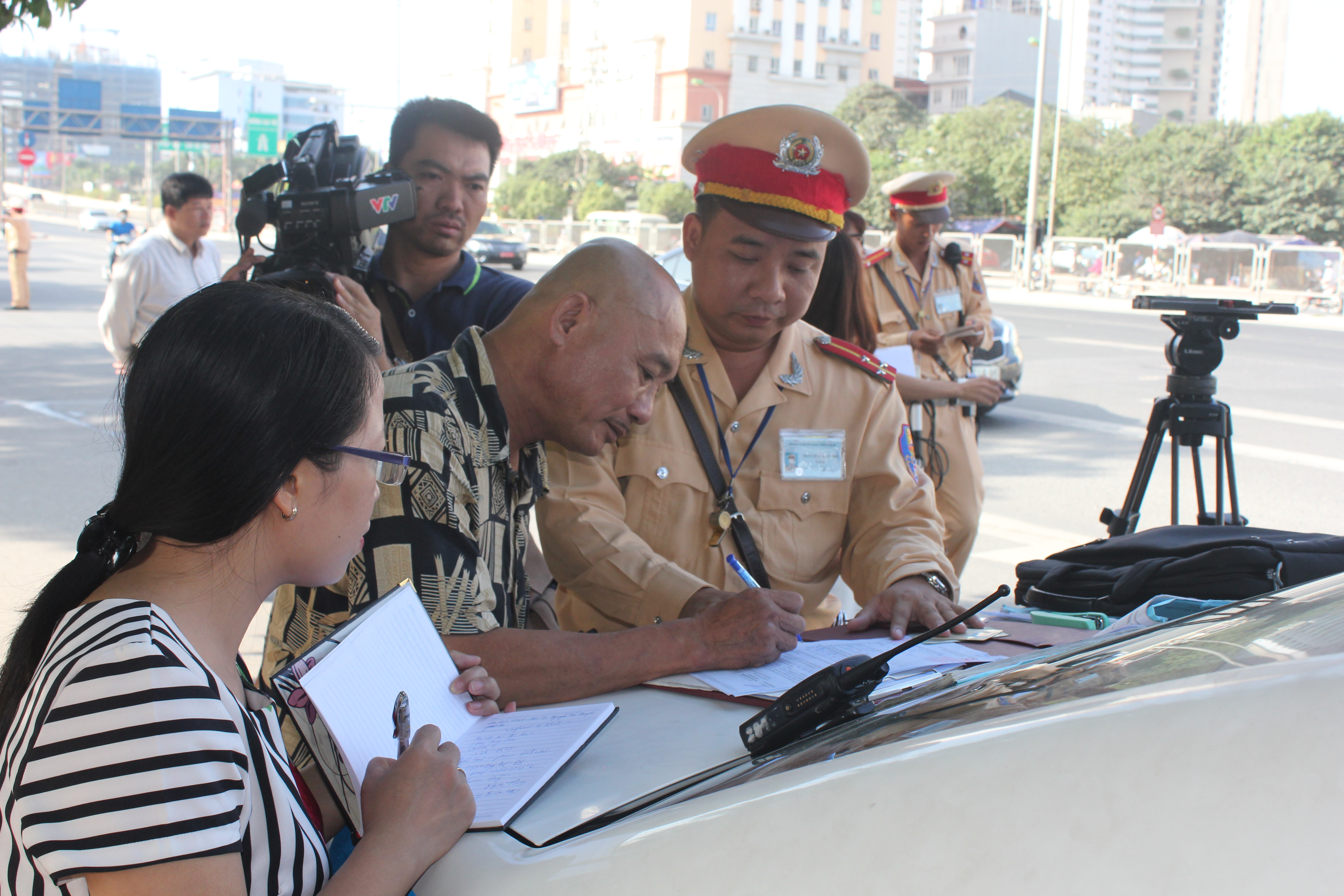 Triển khai cao điểm bảo đảm trật tự ATGT: Xử lý gần 17.000 trường hợp vi phạm