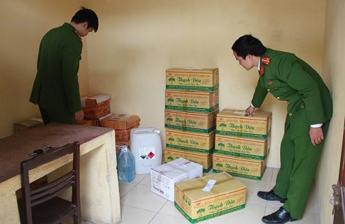 Thanh Hóa: Hãi hùng cơ sở sản xuất dấm ăn bằng axit và nước lã