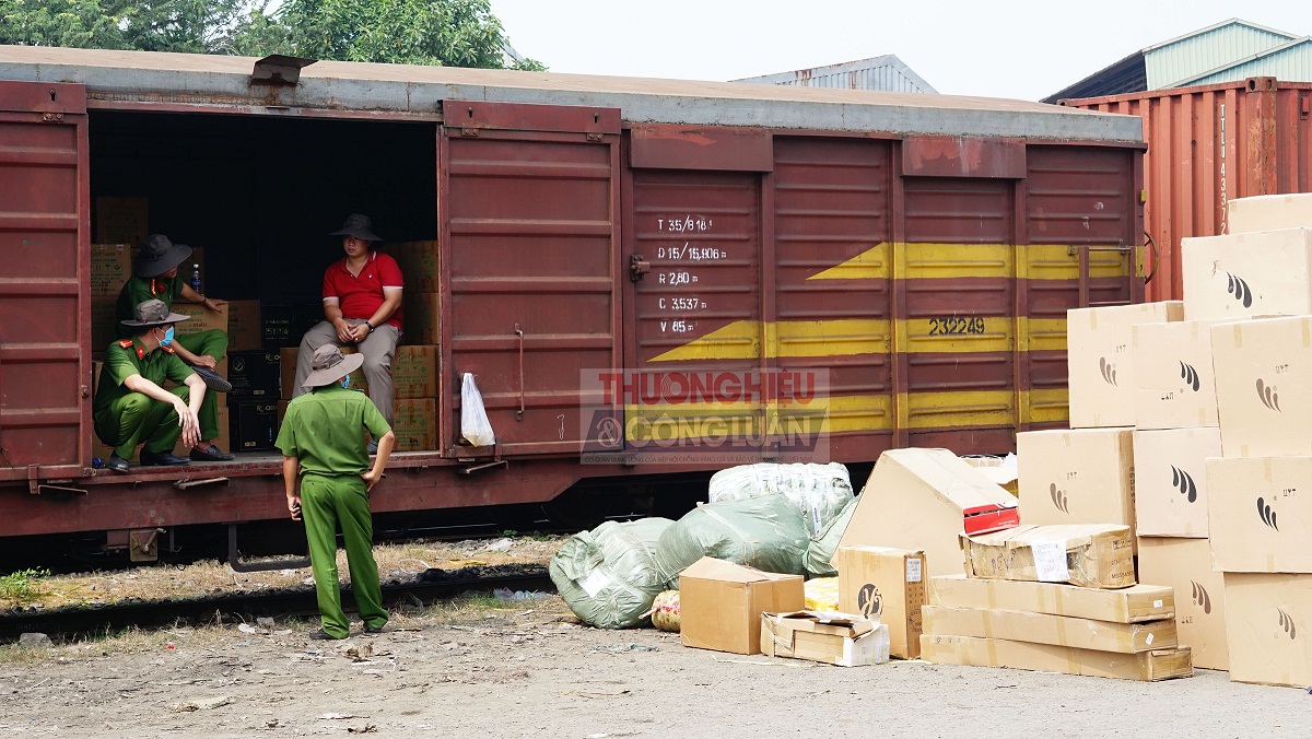 Bình Dương: Phát hiện tàu chở 7.200 viên pháo hoa nhập lậu