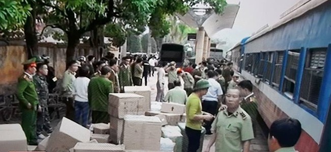 Triệt phá một vụ vận chuyển hàng lậu lớn trên tàu hỏa từ Lạng Sơn về Hà Nội - Hình 1