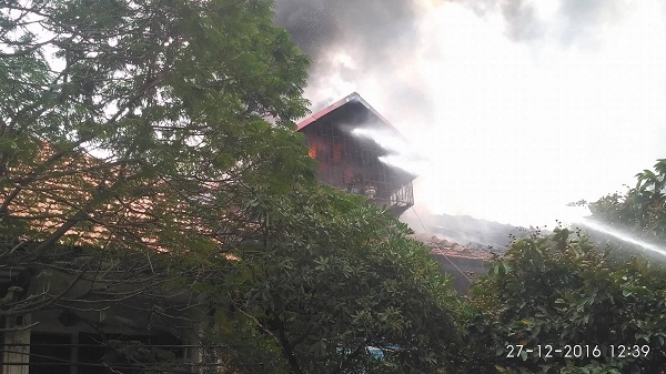 Hà Nội: Cháy lớn tại phố Phùng Hưng - Hình 1