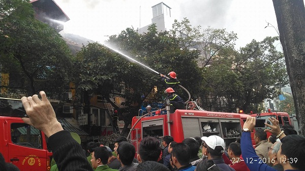 Hà Nội: Cháy lớn tại phố Phùng Hưng - Hình 3