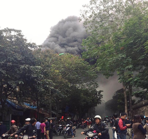 Hà Nội: Cháy lớn tại phố Phùng Hưng - Hình 4