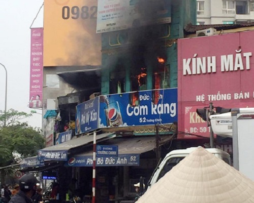Cháy lớn tại phố Trường Chinh khiến ít nhất 1 người bị thương