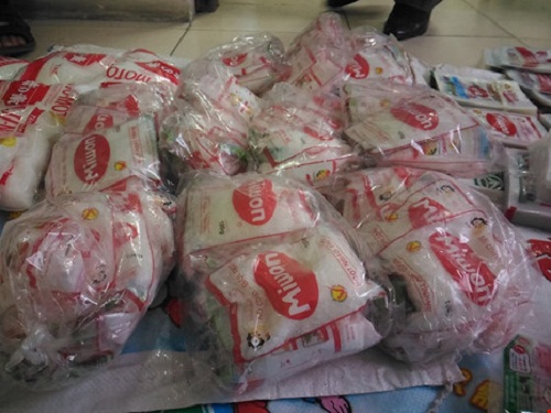 Hà Nội: Cụ bà 69 tuổi buôn bán hàng trăm kg bột ngọt giả - Hình 1