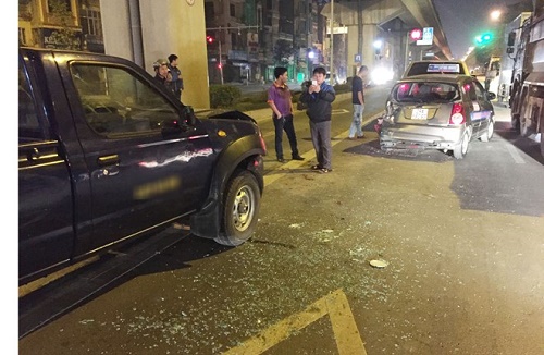 Taxi dừng đèn đỏ, bị xe biển xanh tông văng 5 m